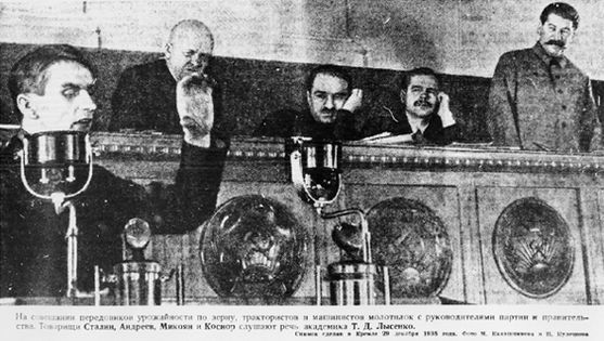 同志スターリンの前で演説するルイセンコ